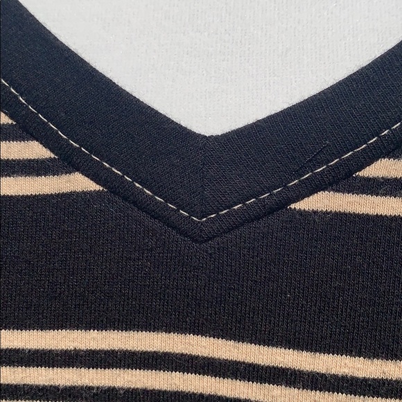 Jones Wear Vneck Tee Black w/Tan Stripes EUC Sz M - Picture 3 of 5